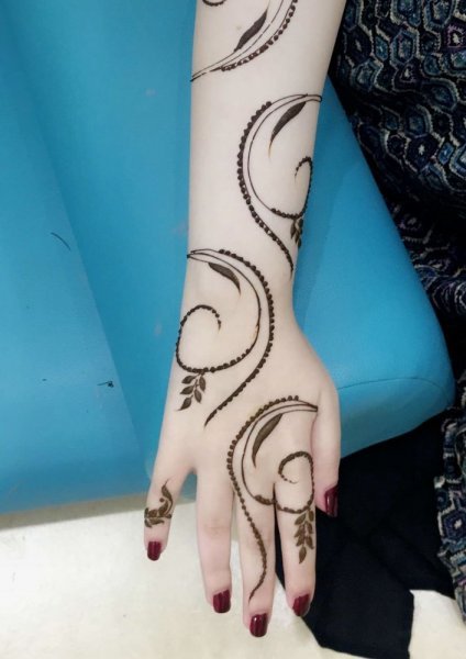 نقش حناء ناعم وخفيف