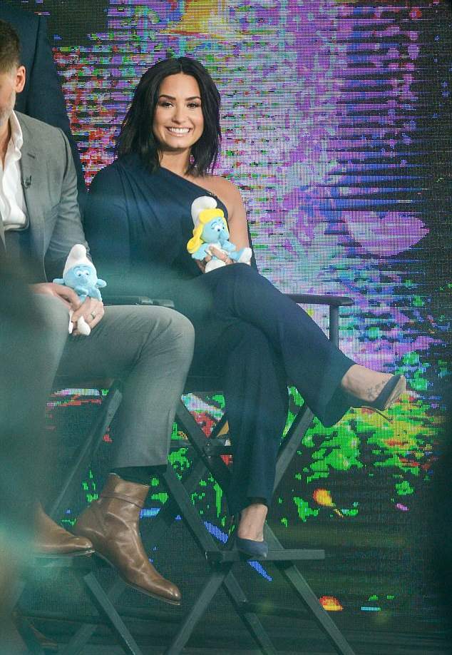 نجمة السنافر في ثلاثة أزياء مرة واحدة!