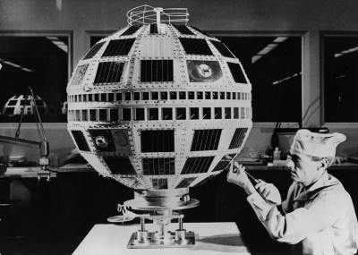 متى تم اطلاق اول قمر صناعي للاتصالات في العالم الراقية