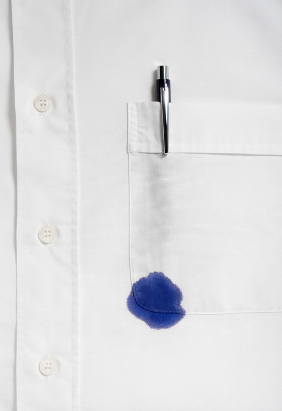 الطرق الصحيحة لازالة بقع الحبر من الملابس البيضاء