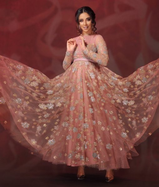 فستان من تصميم سارة العبدلله
