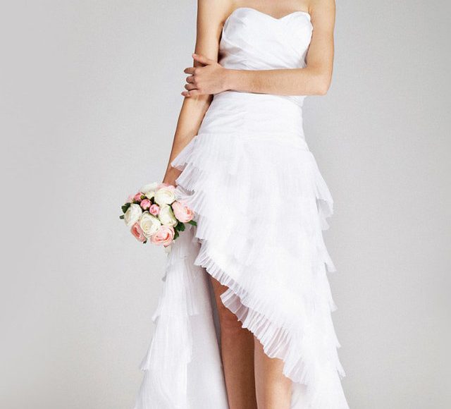فستان زفاف بفتحة جانبية