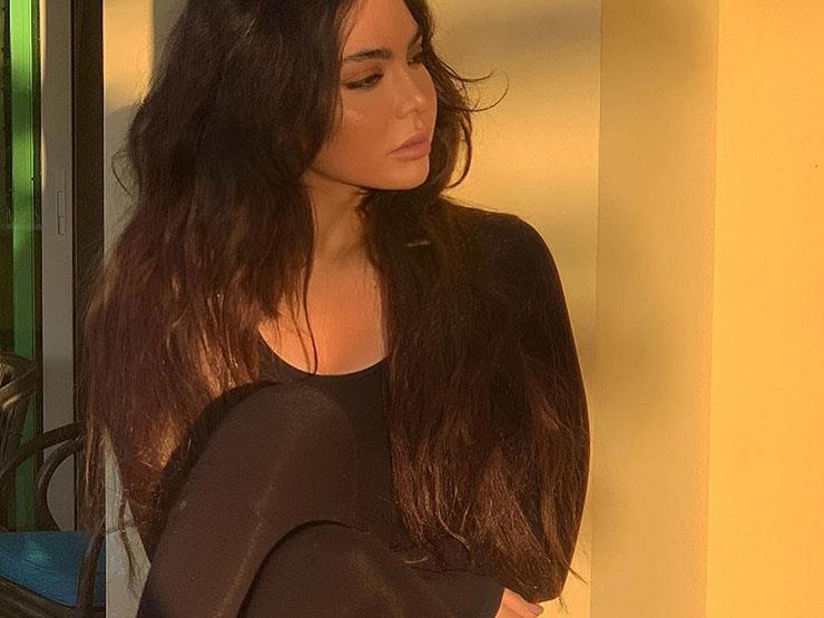 صور قمر بالأسود في احدث جلسة تصوير لها الراقية